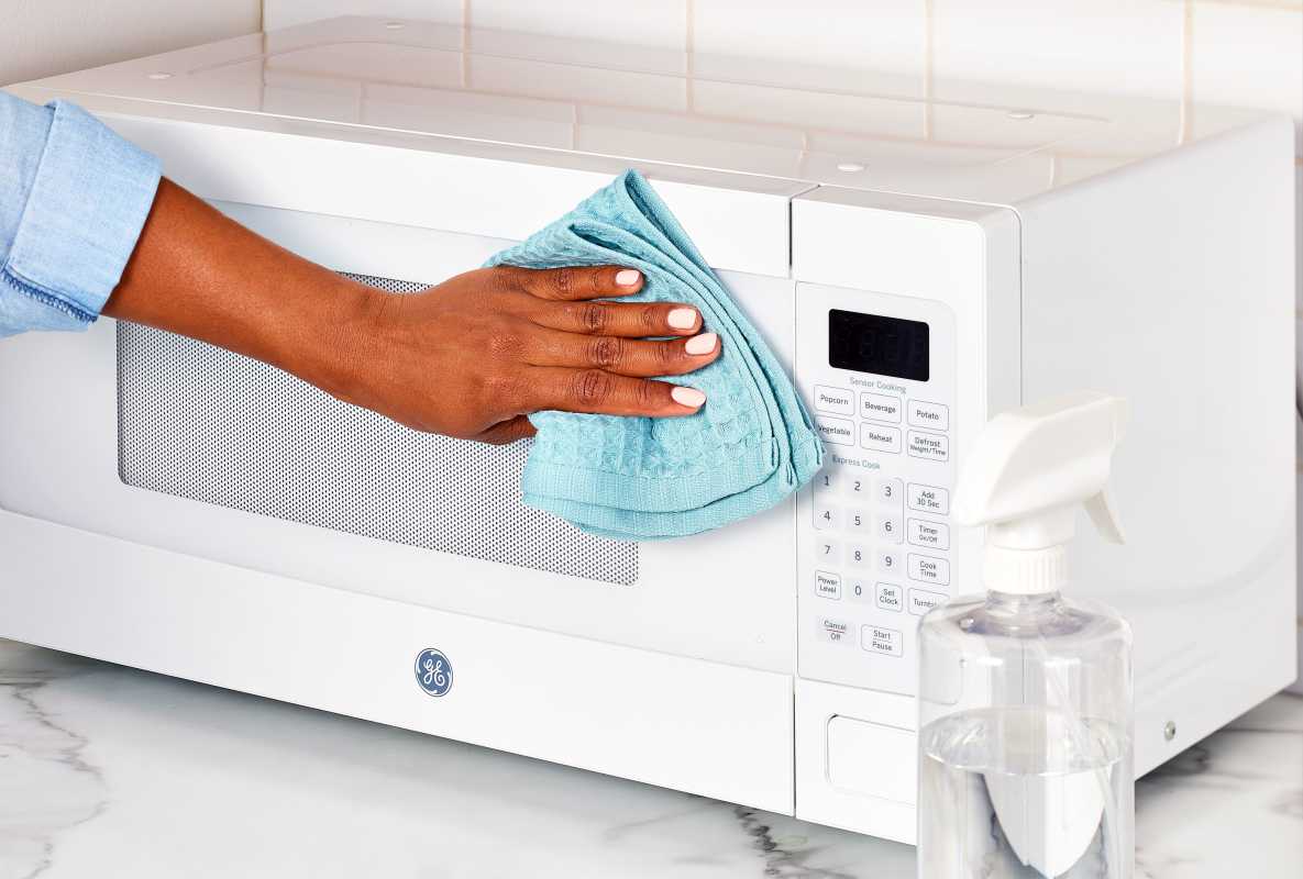Cum să curățați un cuptor cu microunde