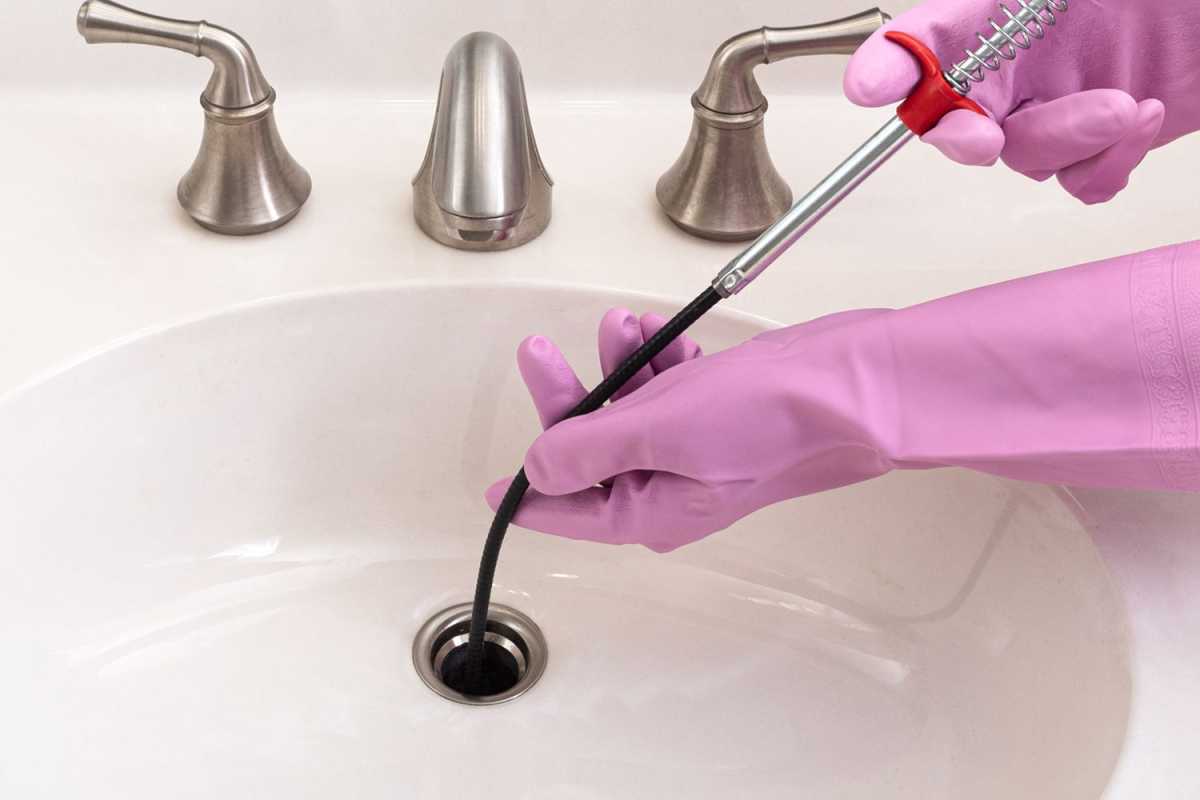 วิธีทำความสะอาดท่อระบายน้ำอ่างล้างจานในห้องน้ำ
