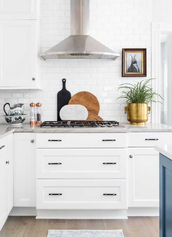 baltos viryklės virtuvės spintelės ir modernus gartraukis