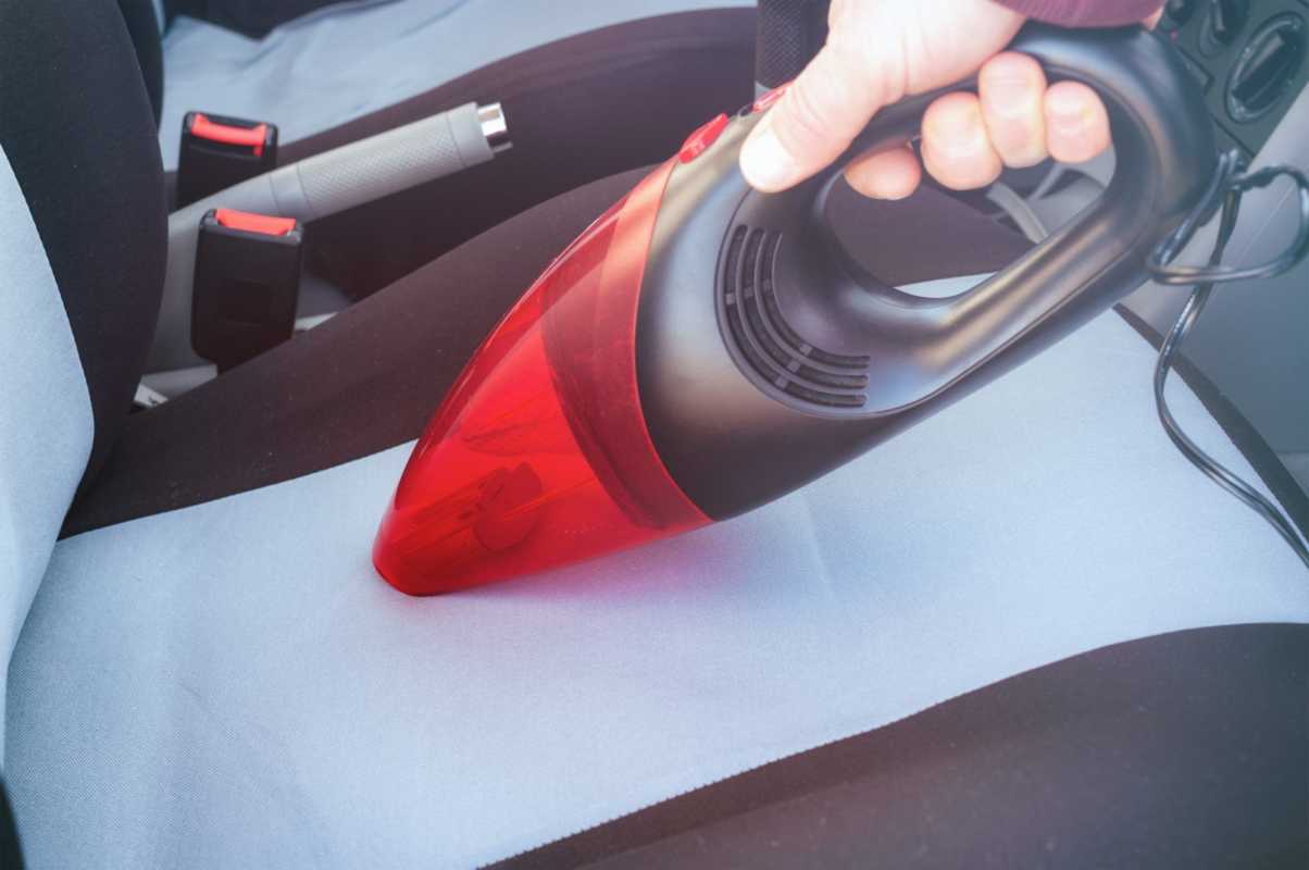 Как да почистите интериора на кола за почти нов вид за 10 минути