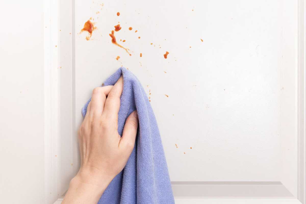 Como limpar armários de cozinha, incluindo manchas difíceis de graxa