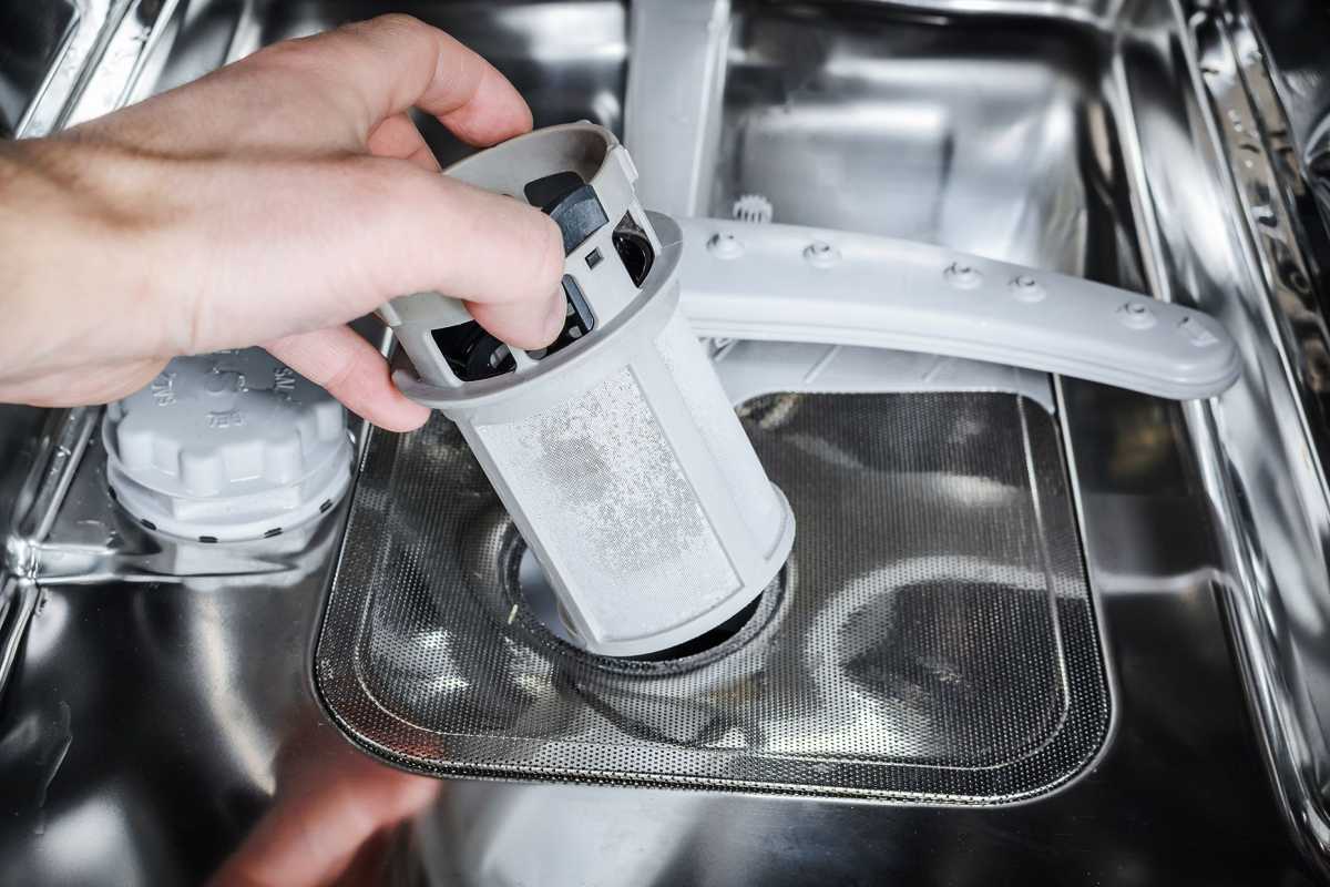 Kā tīrīt trauku mazgājamās mašīnas filtru, lai jūsu trauki mirdzētu