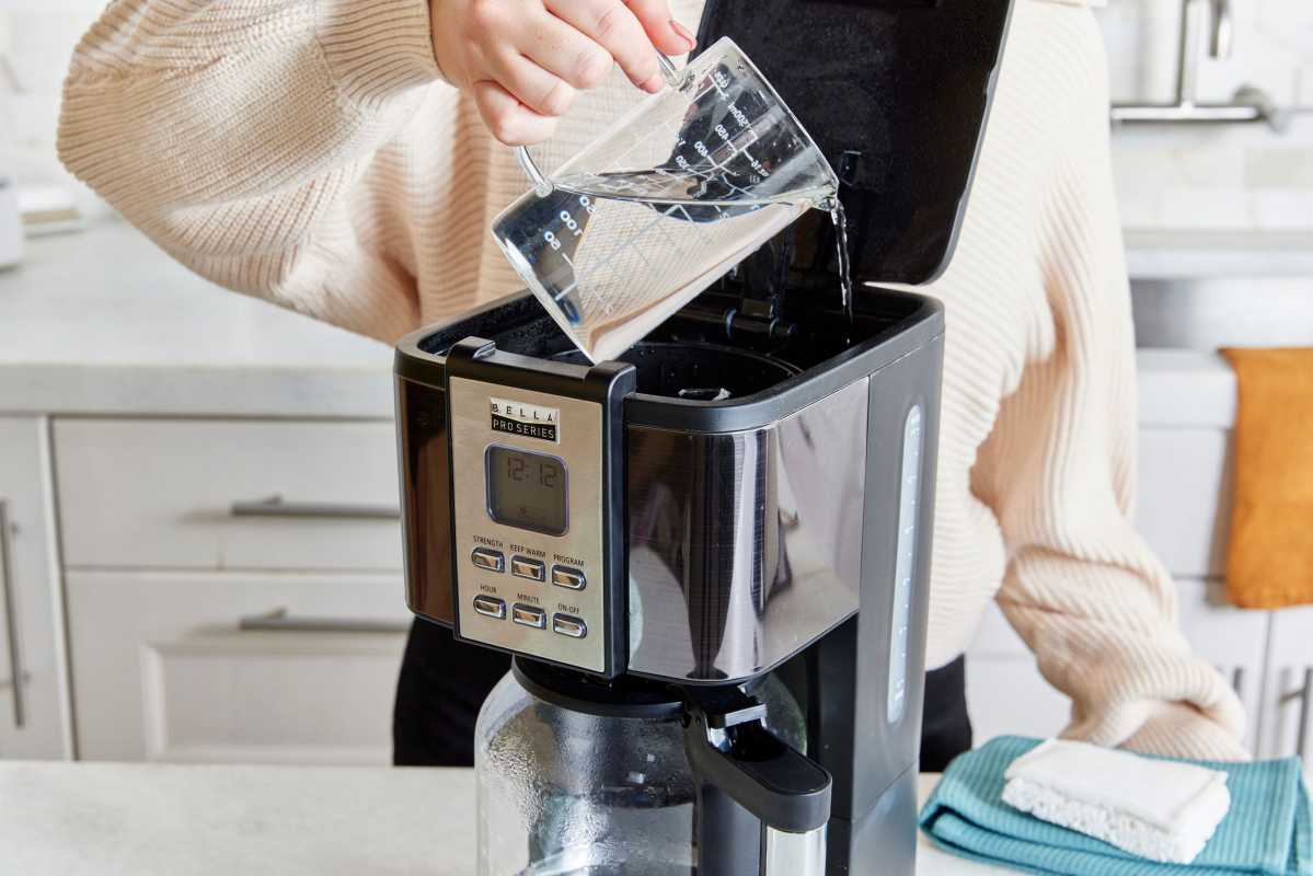 Kā tīrīt kafijas automātu - etiķis