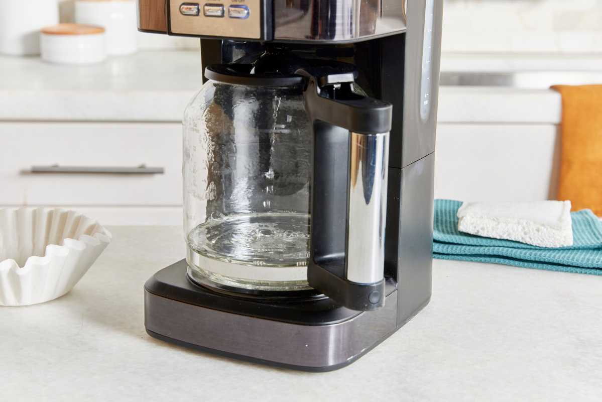 Sådan rengøres en kaffemaskine - skyl