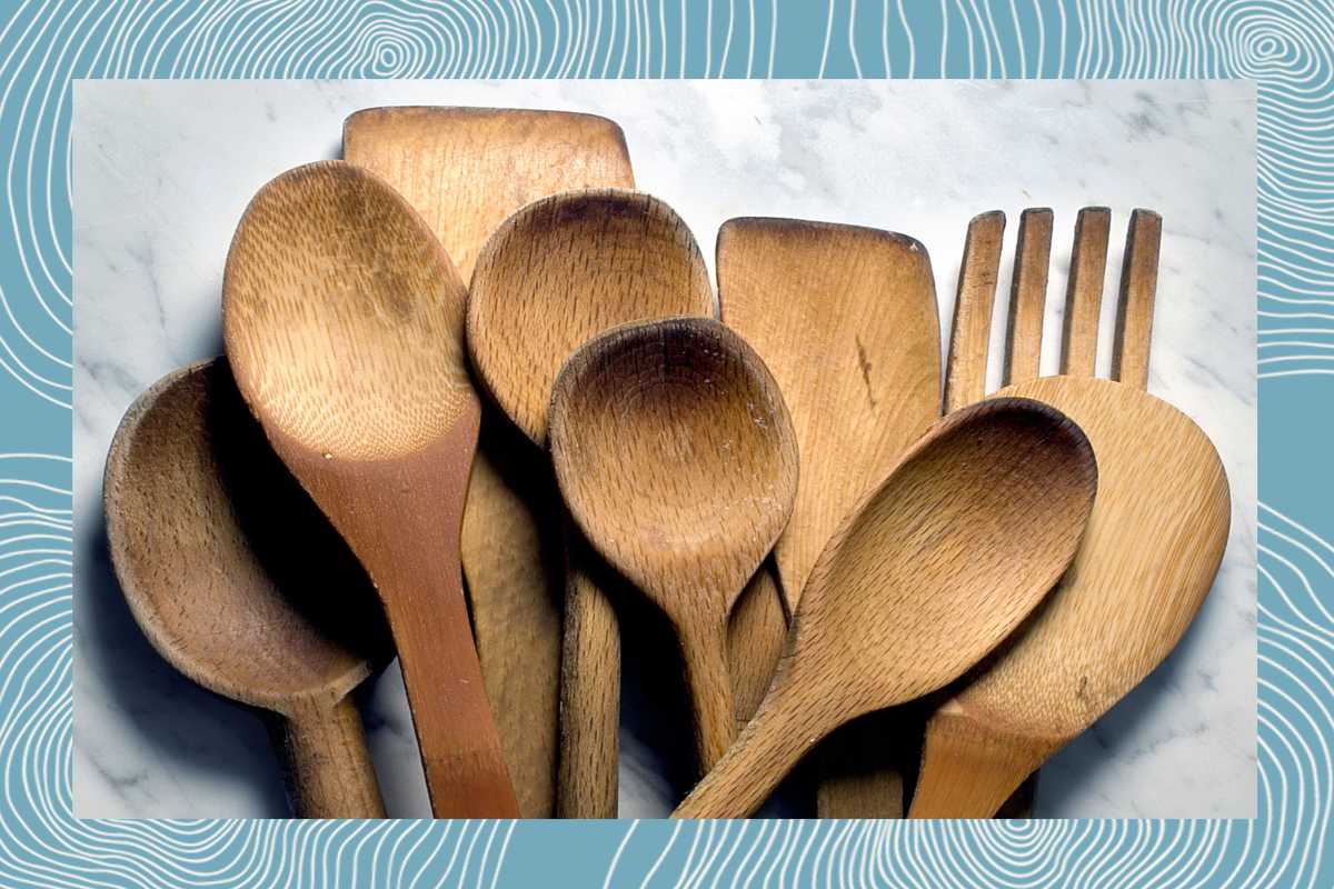 ¿Deberías hervir las cucharas de madera para limpiarlas?