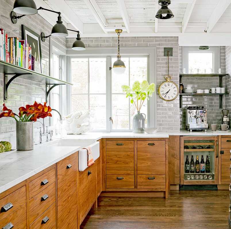 Cozinha com tijolo cinza e armários de madeira