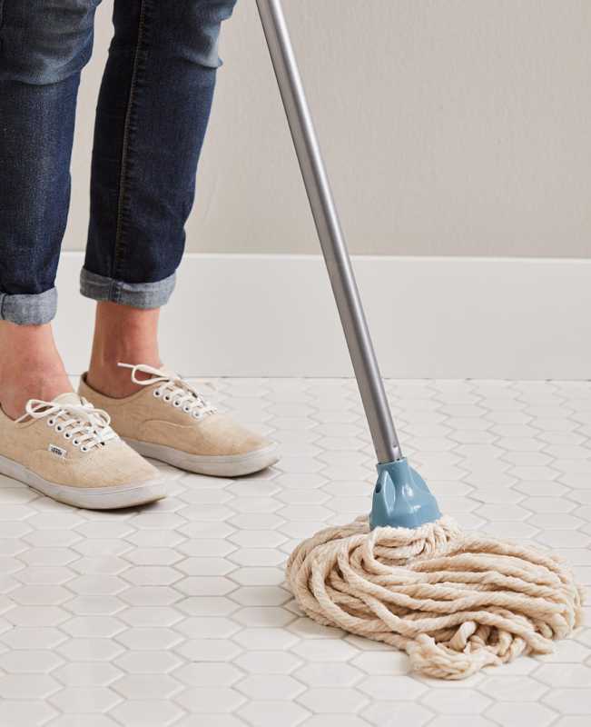 Как да почистите подове от плочки, без значение какъв тип (и фугираща смес!)