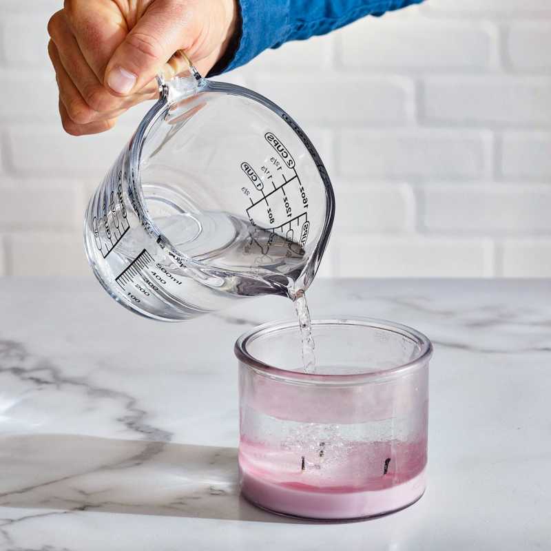 Wie man Wachs aus einem Kerzenglas herausholt (und es kreativ aufbereitet)