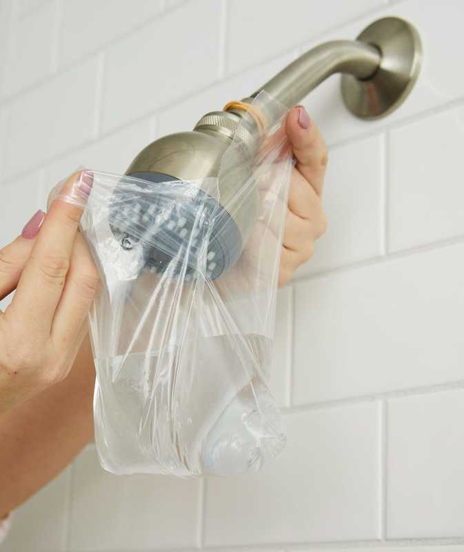 Come pulire il soffione della doccia utilizzando gli ingredienti base della dispensa