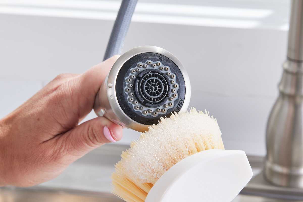 Come pulire la testa di un rubinetto per rimuovere accumuli e macchie di acqua dura