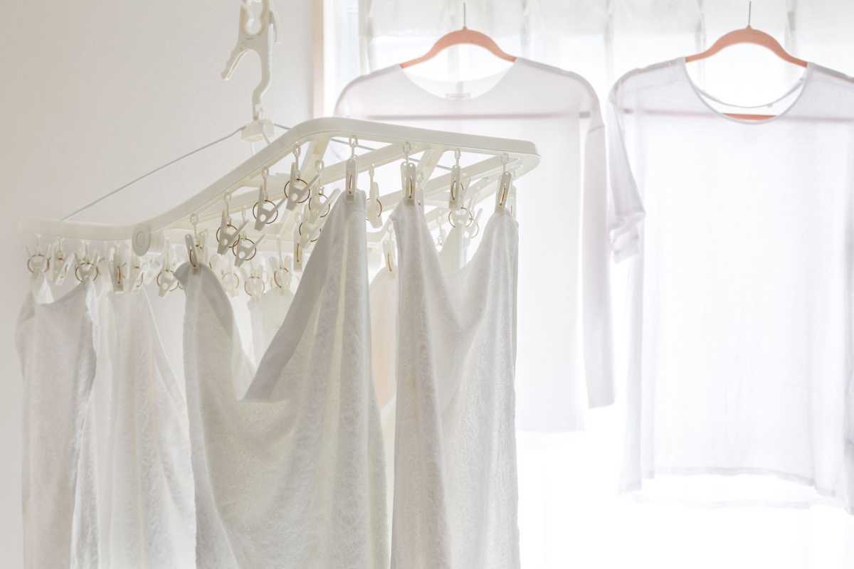 13 essentielle vasketips til at holde hvidt tøj hvidt