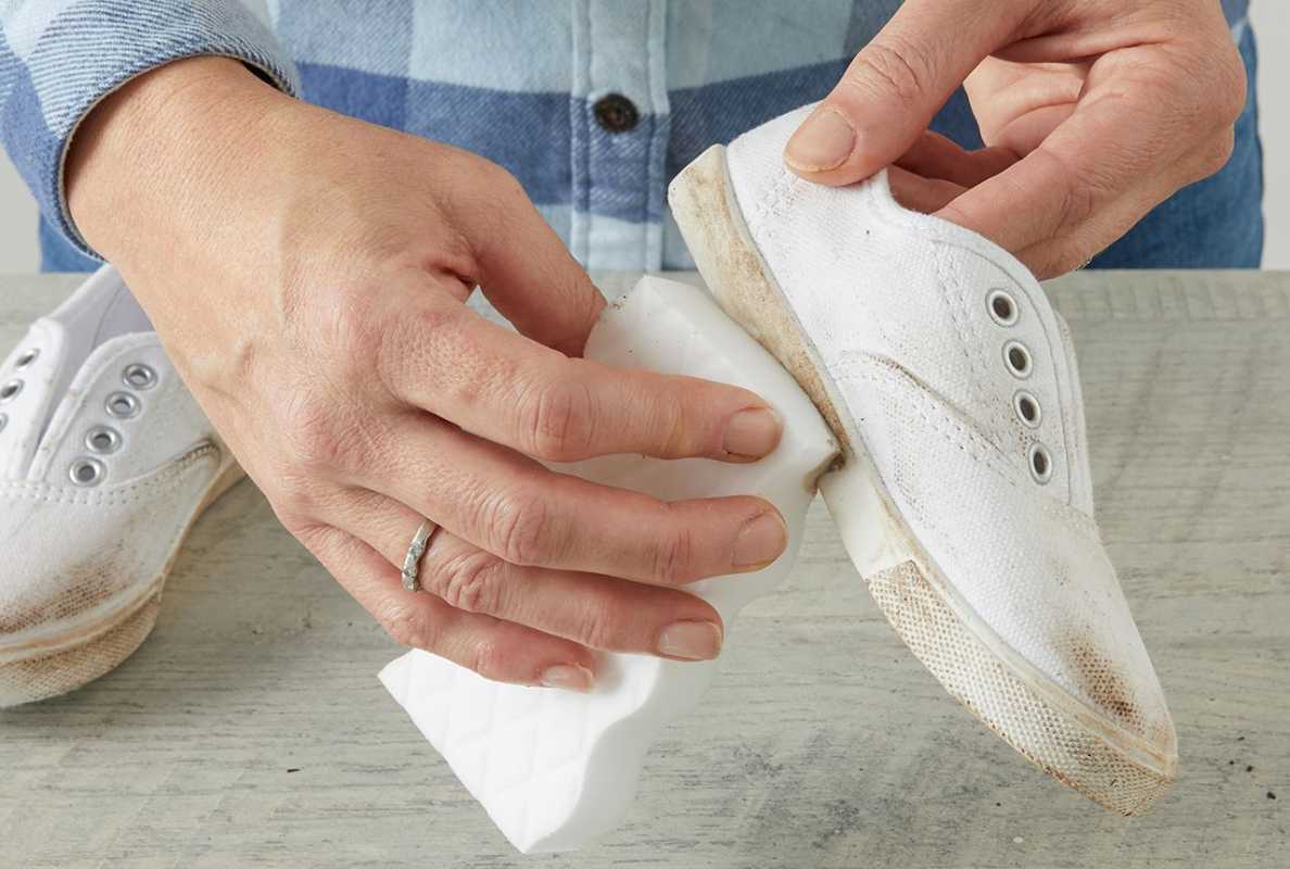 pemadam ajaib membersihkan kasut putih