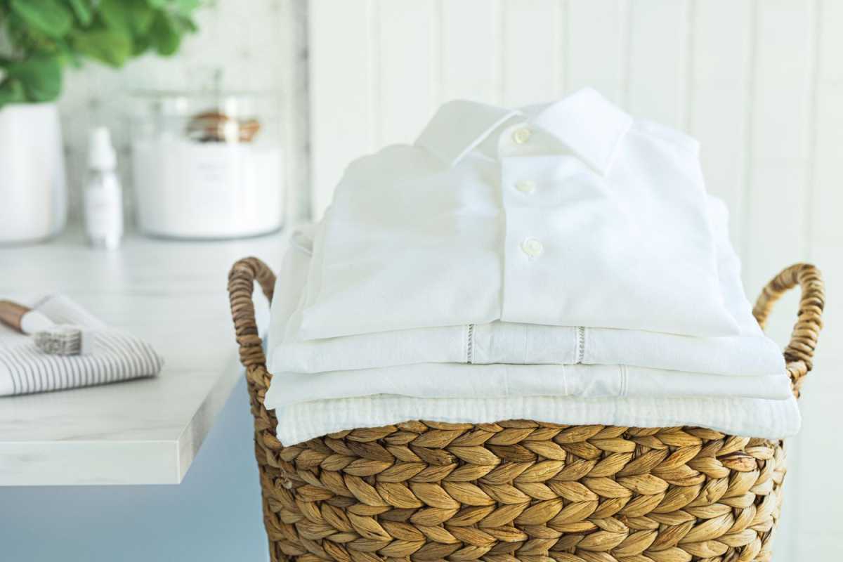 服を白くする方法—薄汚さを永久に取り除く8つの方法