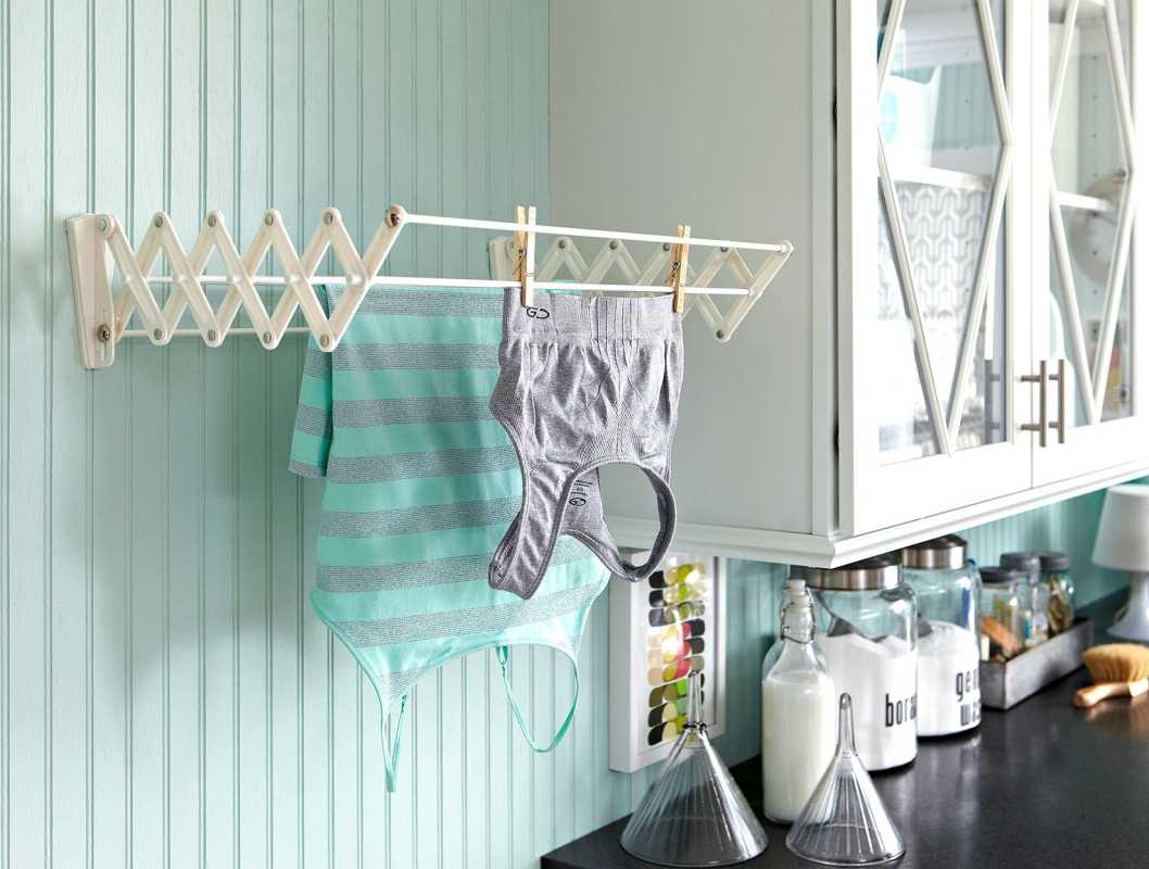 Как да изсушавате дрехите на въздух за резултати без бръчки