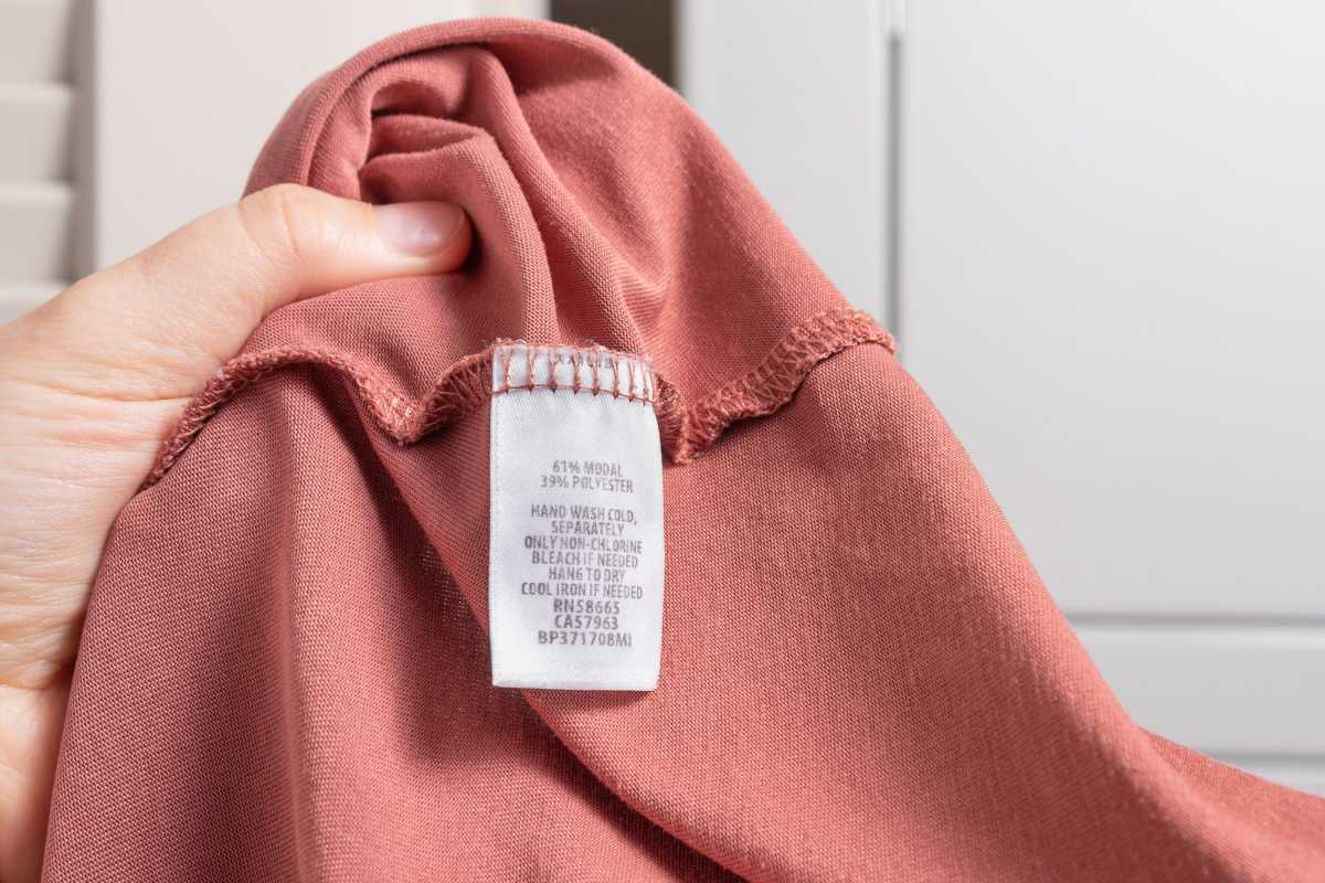 проверка на етикета на дрехите преди ръчно пране