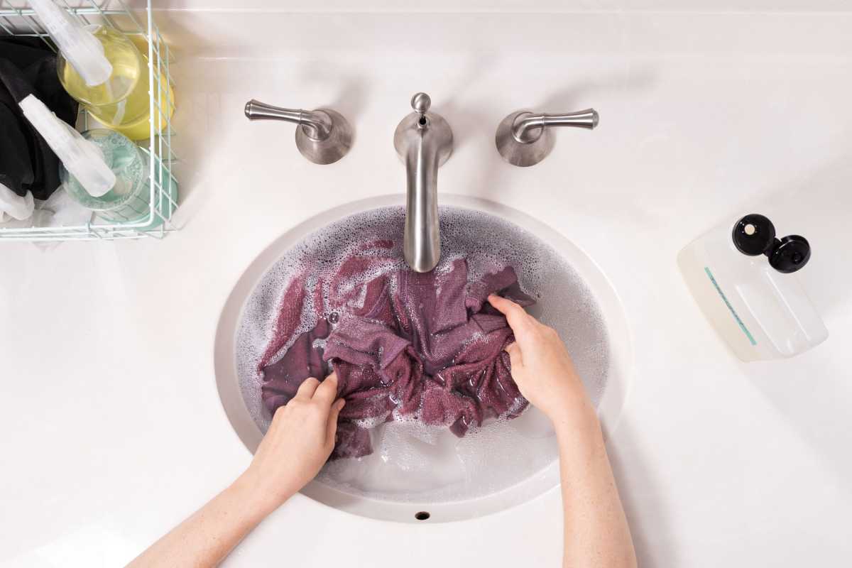 كيفية غسل الملابس يدويًا للحفاظ على قطعك الرقيقة