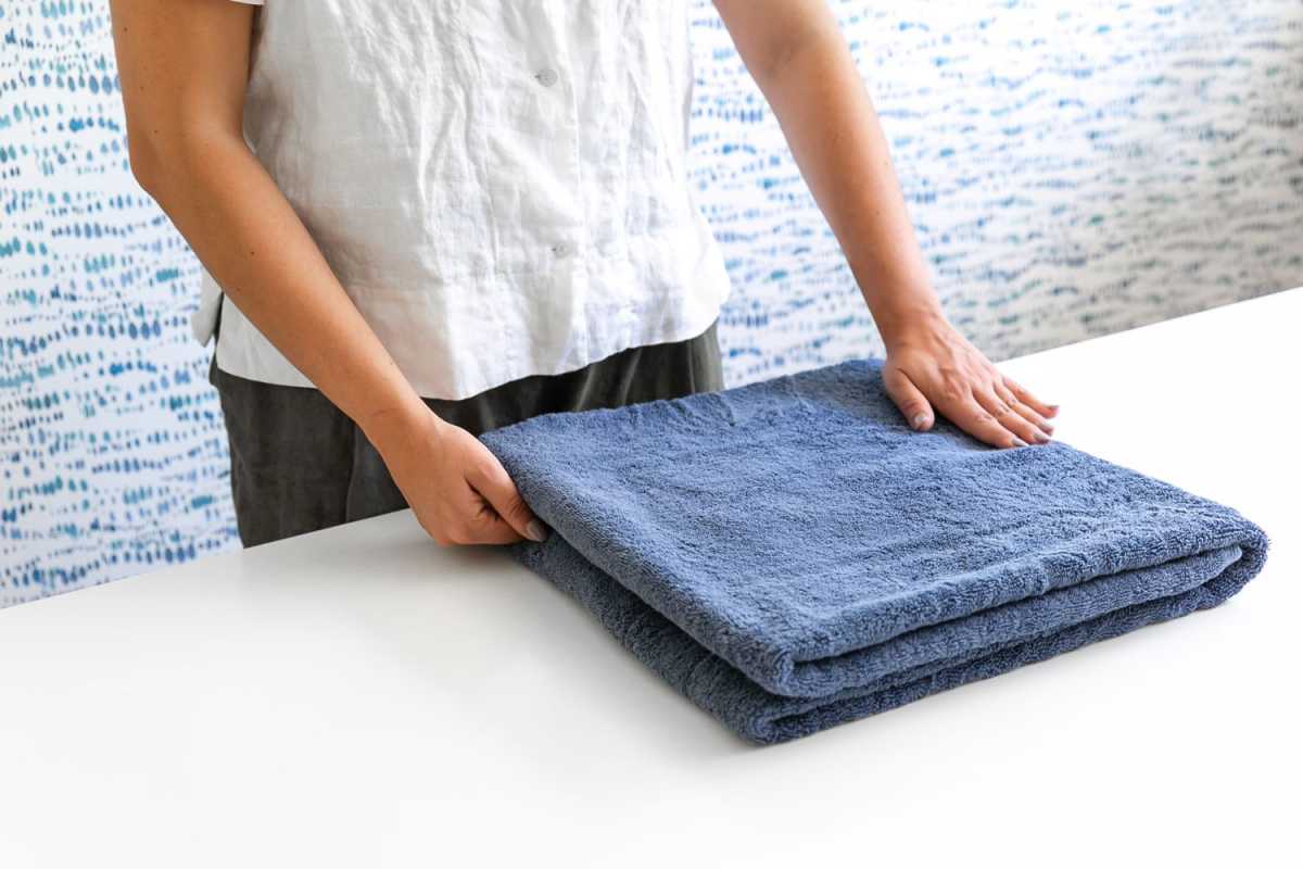 Jak składać ręczniki na 4 różne sposoby, aby stworzyć luksusową łazienkę
