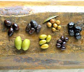 13 vrst oliv, ki bi jih morali dodati na svoje mesne plošče