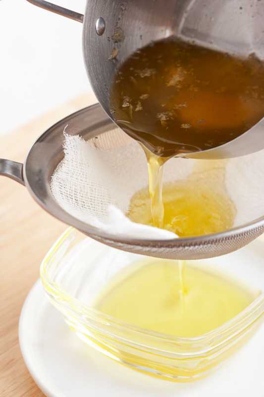 Jak vyrobit přepuštěné máslo pro krabí stehýnka a humra