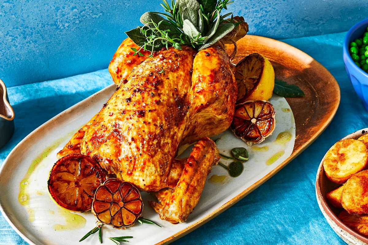 Sulu Sonuçlar İçin Fırında Bütün Tavuk Nasıl Pişirilir?