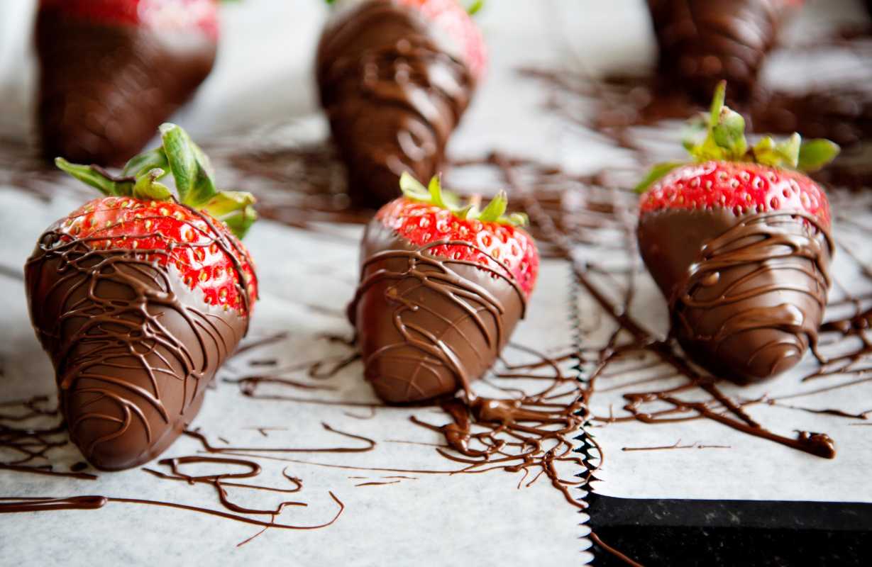 Hoe bewaar je met chocolade bedekte aardbeien zodat ze vers blijven