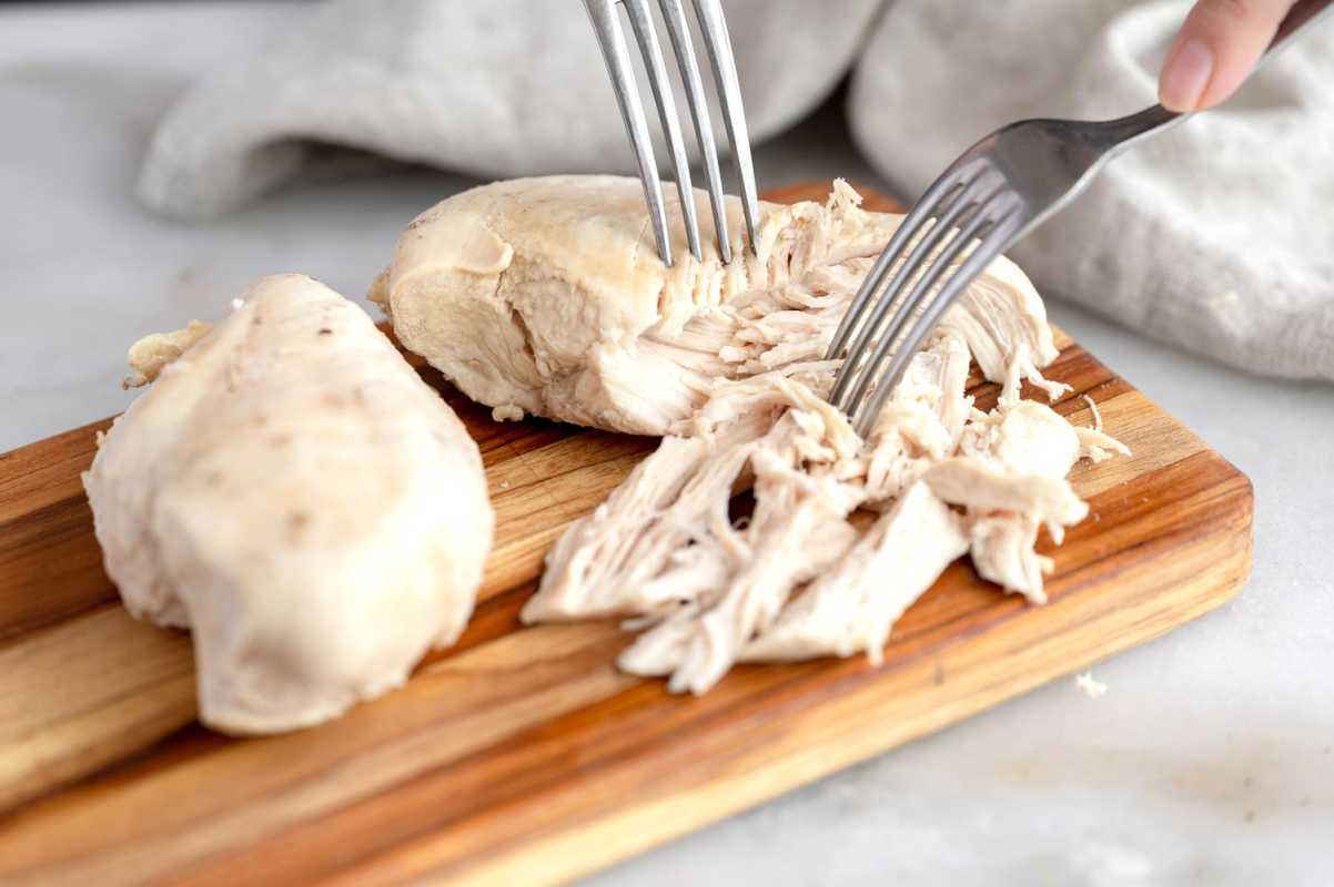 Comment faire bouillir des poitrines de poulet : notre méthode sans échec pour un poulet juteux
