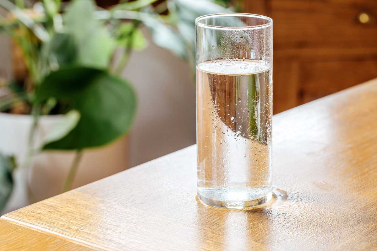 Ist es in Ordnung, Wasser zu trinken, das eine Weile gespart wurde?