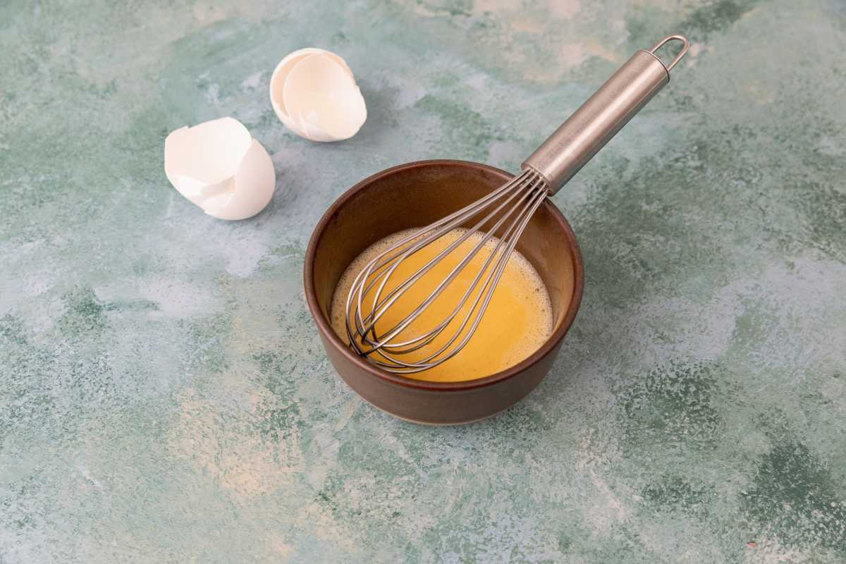 Como bater levemente os ovos para incorporá-los em qualquer receita