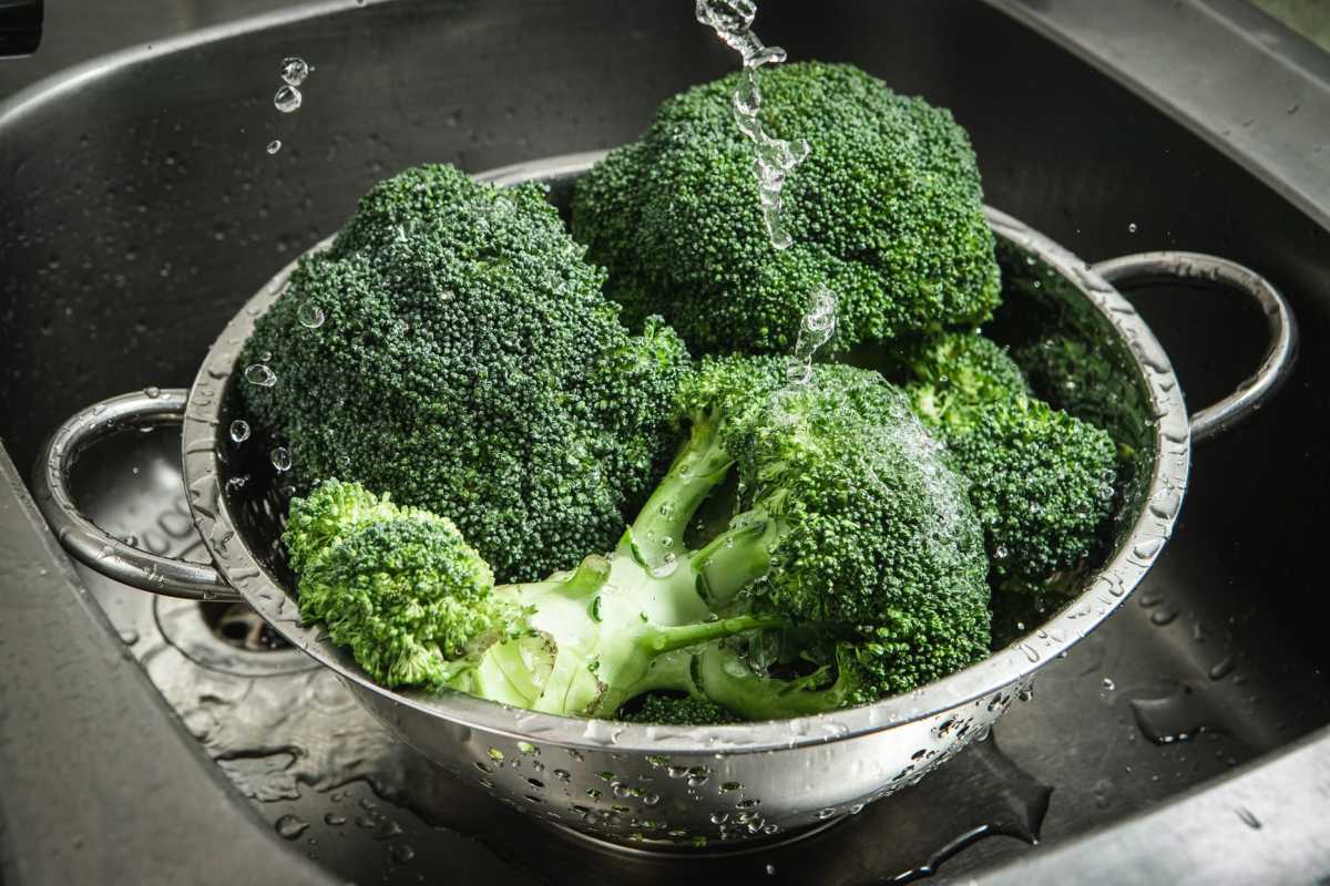 Как да почистите броколи 3 лесни начина и как да ги запазите свежи по-дълго