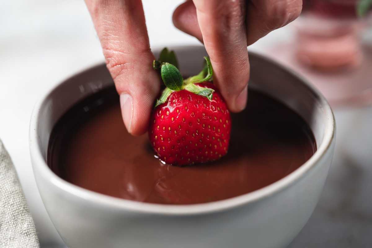 scufundarea căpșunilor în ciocolată topită