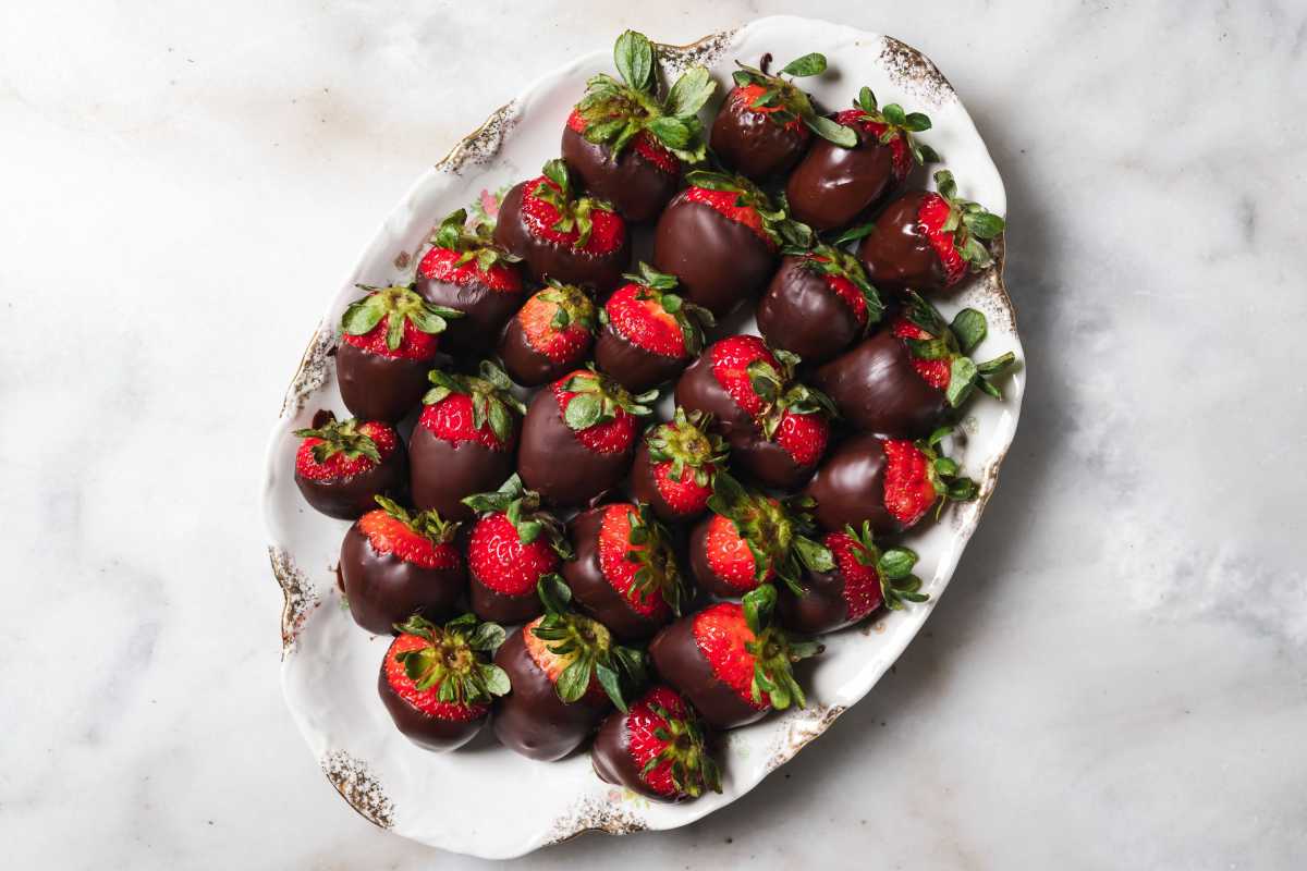 chocolate covered strawberries na gawa sa tinunaw na tsokolate