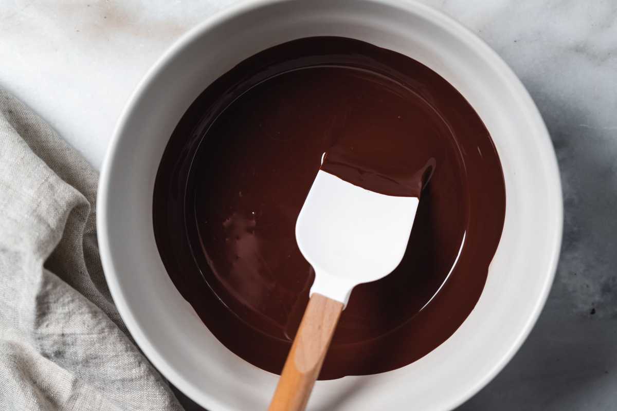 Cómo derretir chocolate para rociar, decorar y más