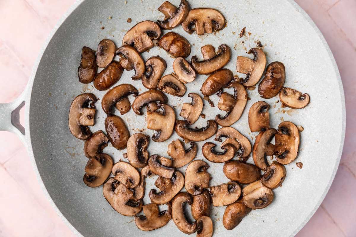 부드러운 식감과 고소한 맛을 내기 위해 버섯을 볶는 방법