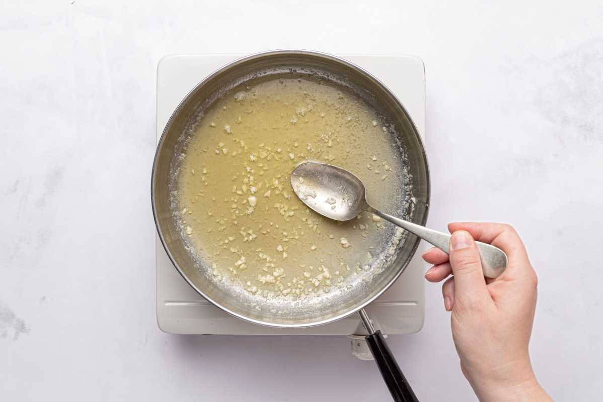 schuim van gesmolten boter in de pan afscheppen
