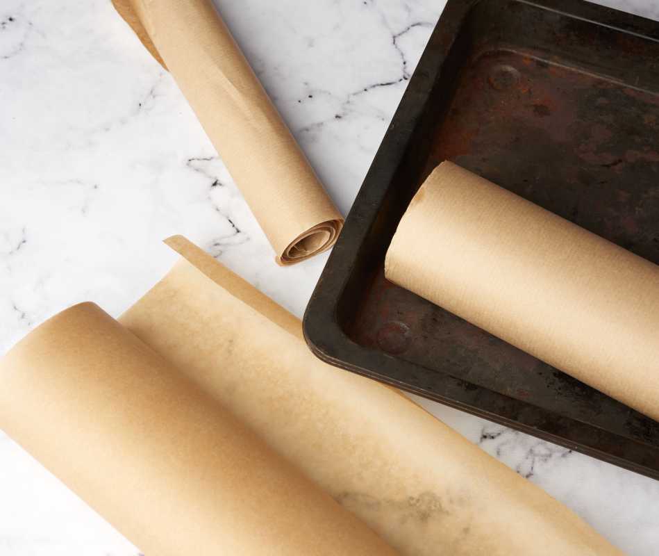 Ar galite naudoti aliuminio foliją vietoj pergamentinio popieriaus virtuvėje?