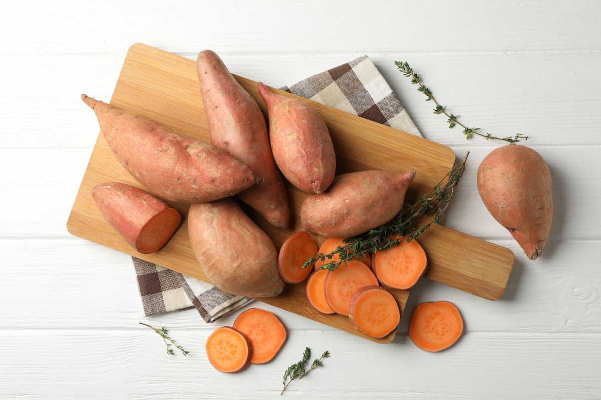 Was ist der Unterschied zwischen Yamswurzeln und Süßkartoffeln?