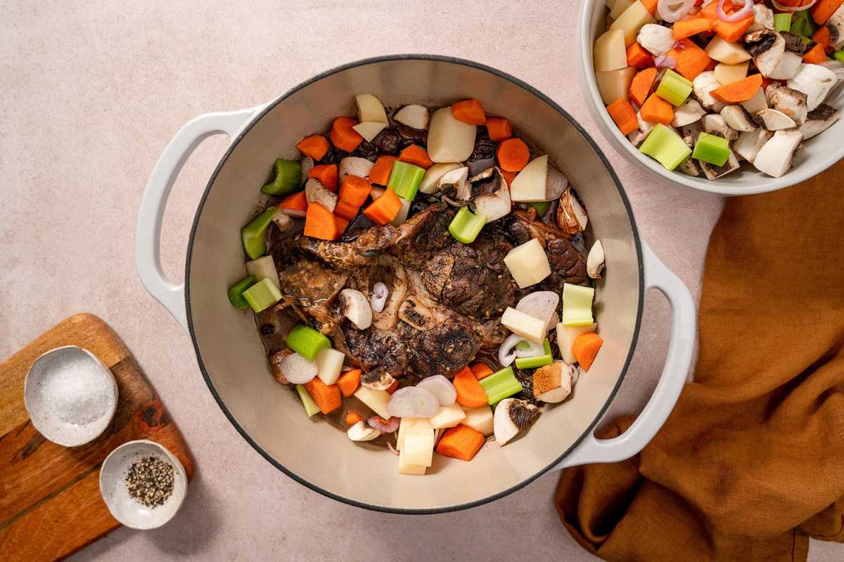 ڈچ اوون میں برتن روسٹ میں سبزیاں شامل کرنا
