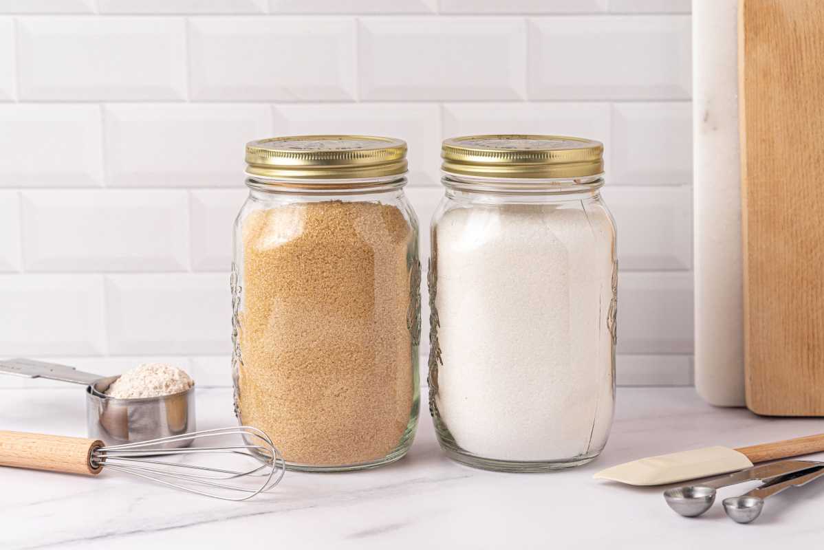 Sådan erstattes brunt sukker med hvidt sukker i bageopskrifter