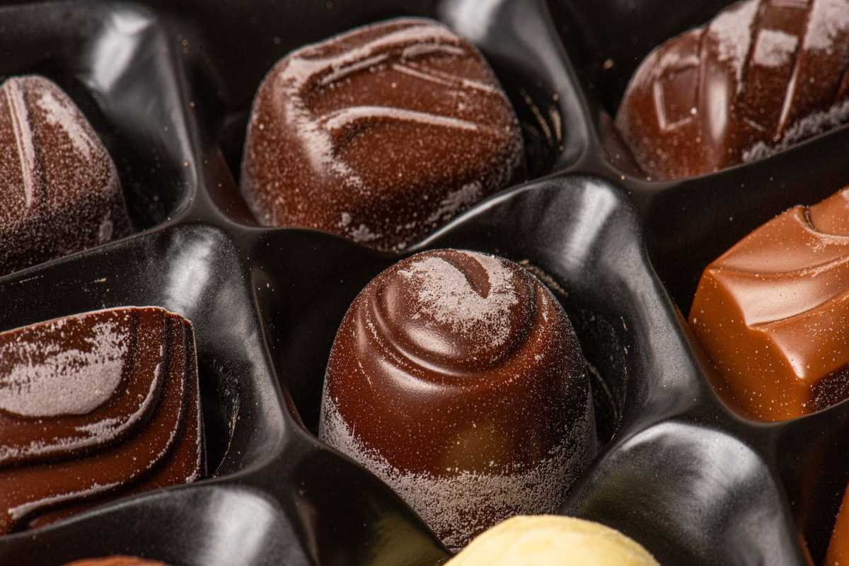 Mitä kalkkivalkoinen aines suklaassa on? Ja onko turvallista syödä?