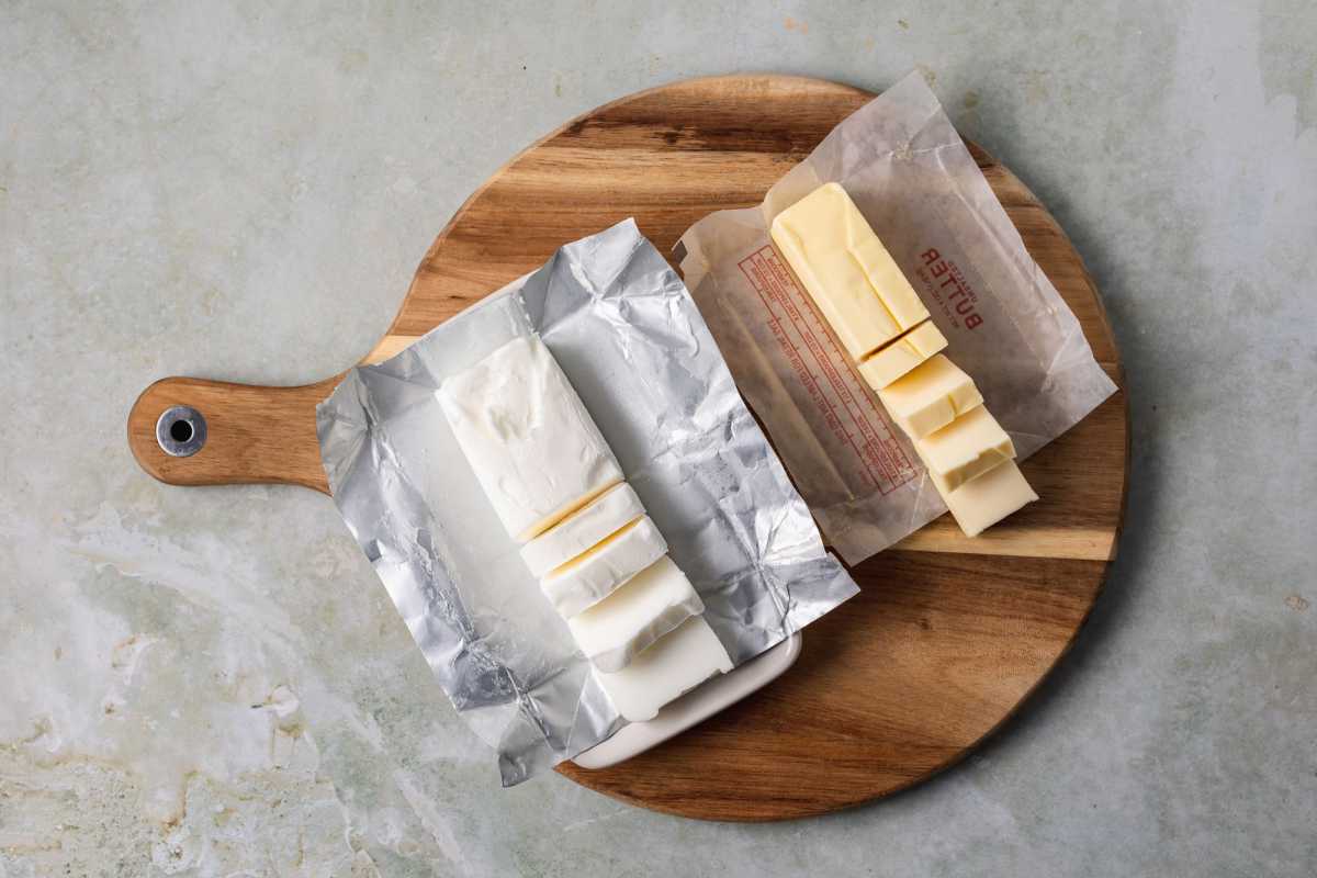 beurre et shortening non emballés et tranchés au-dessus