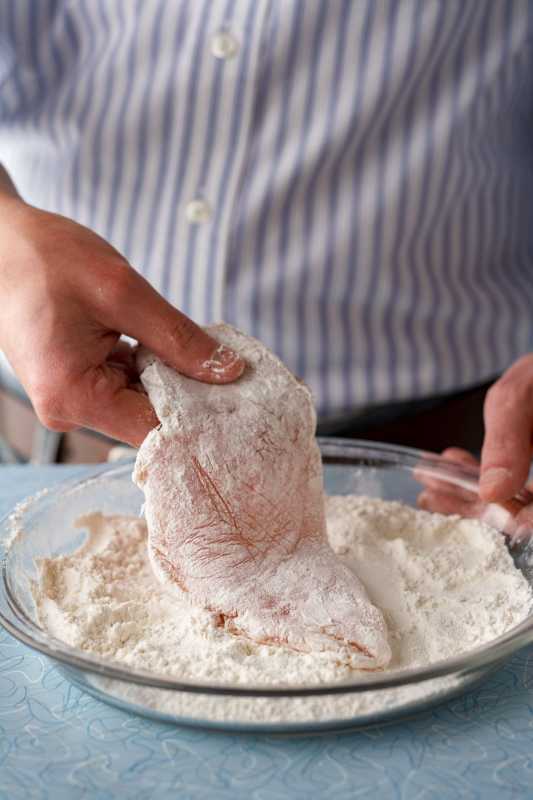 鶏肉を小麦粉に浸す