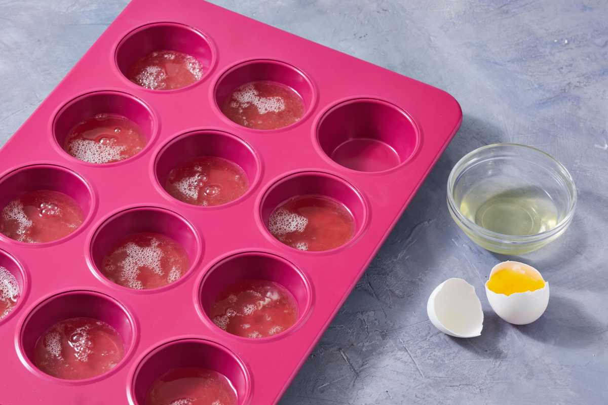 surowe białka jaj w różowej puszce na muffiny