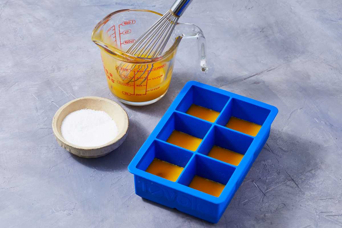 rumenjake v silikonski posodici za led, merilno skodelico in posodo s soljo