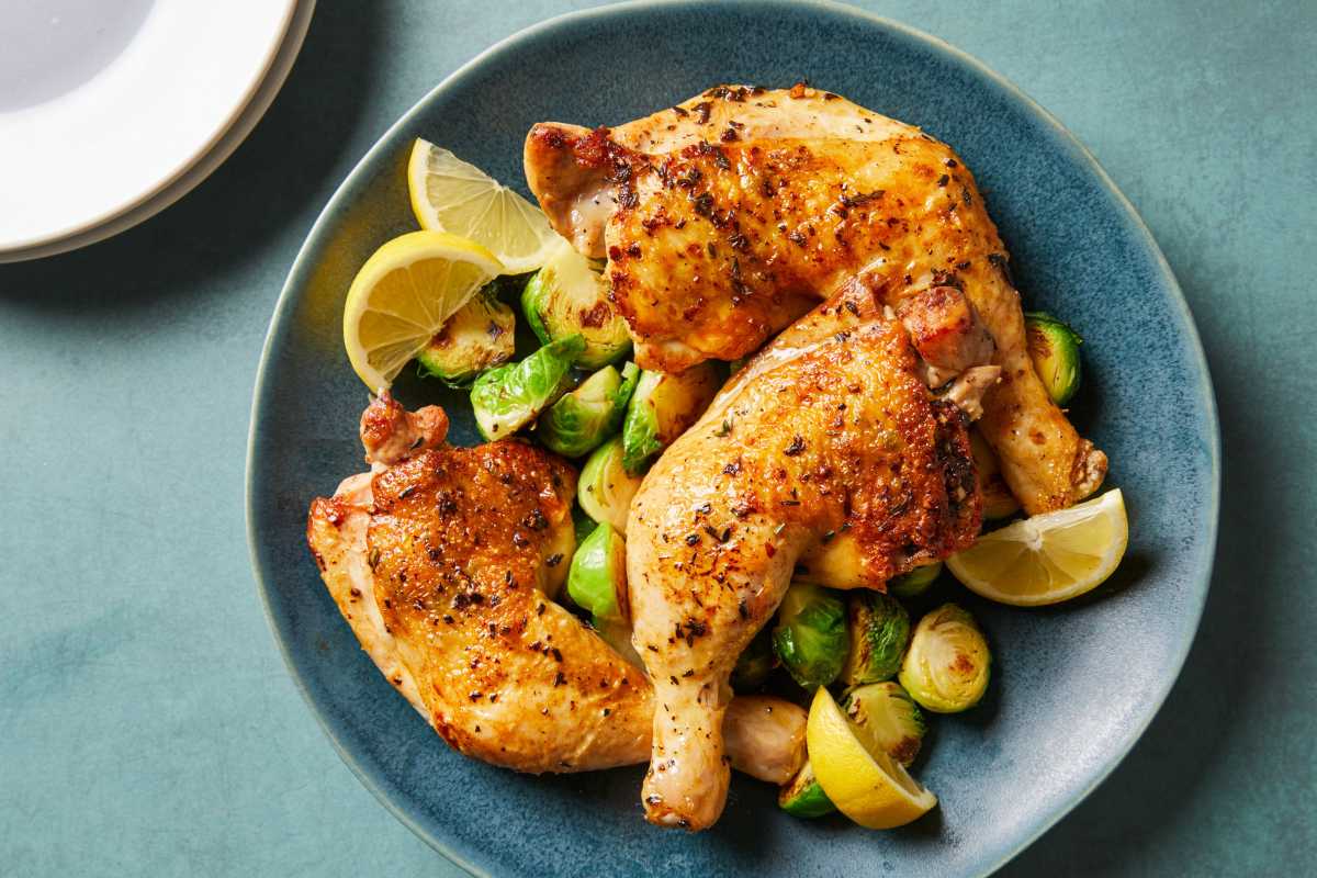 रसदार और स्वादिष्ट व्यंजनों के लिए चिकन क्वार्टर कैसे बेक करें