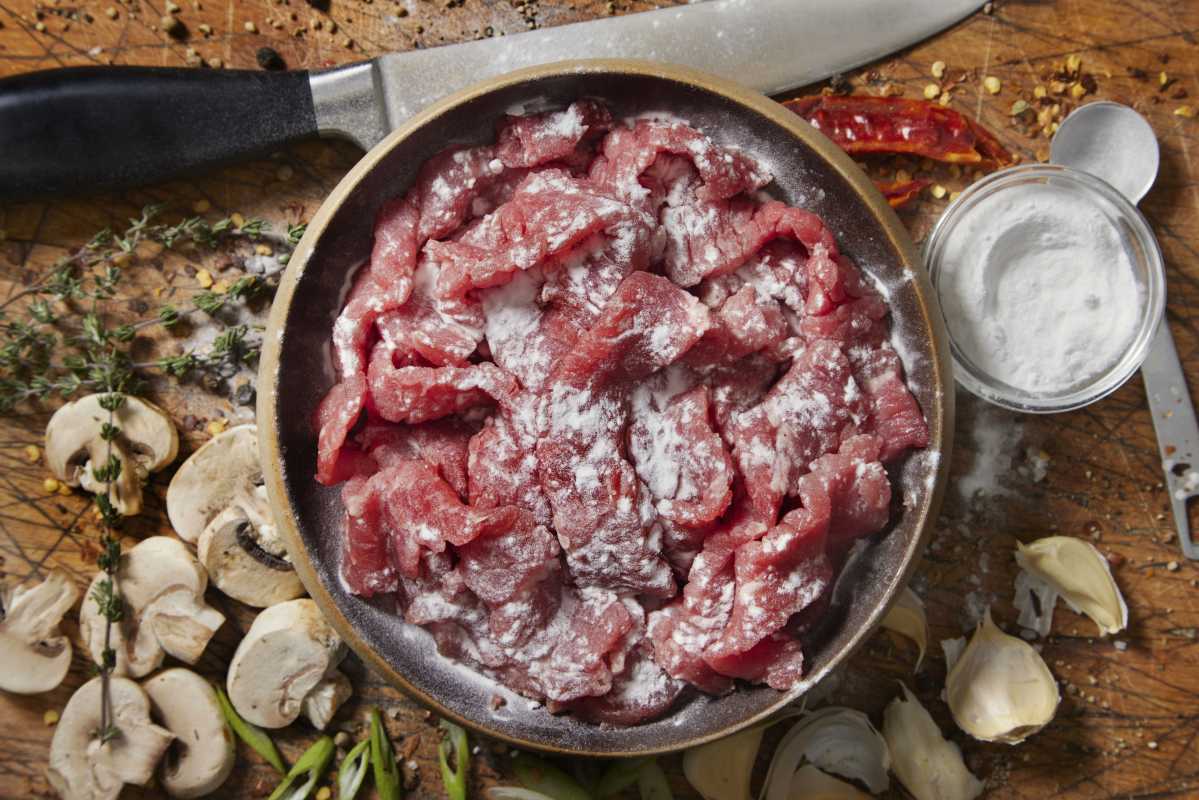 Kako uporabiti sodo bikarbono za mehčanje mesa