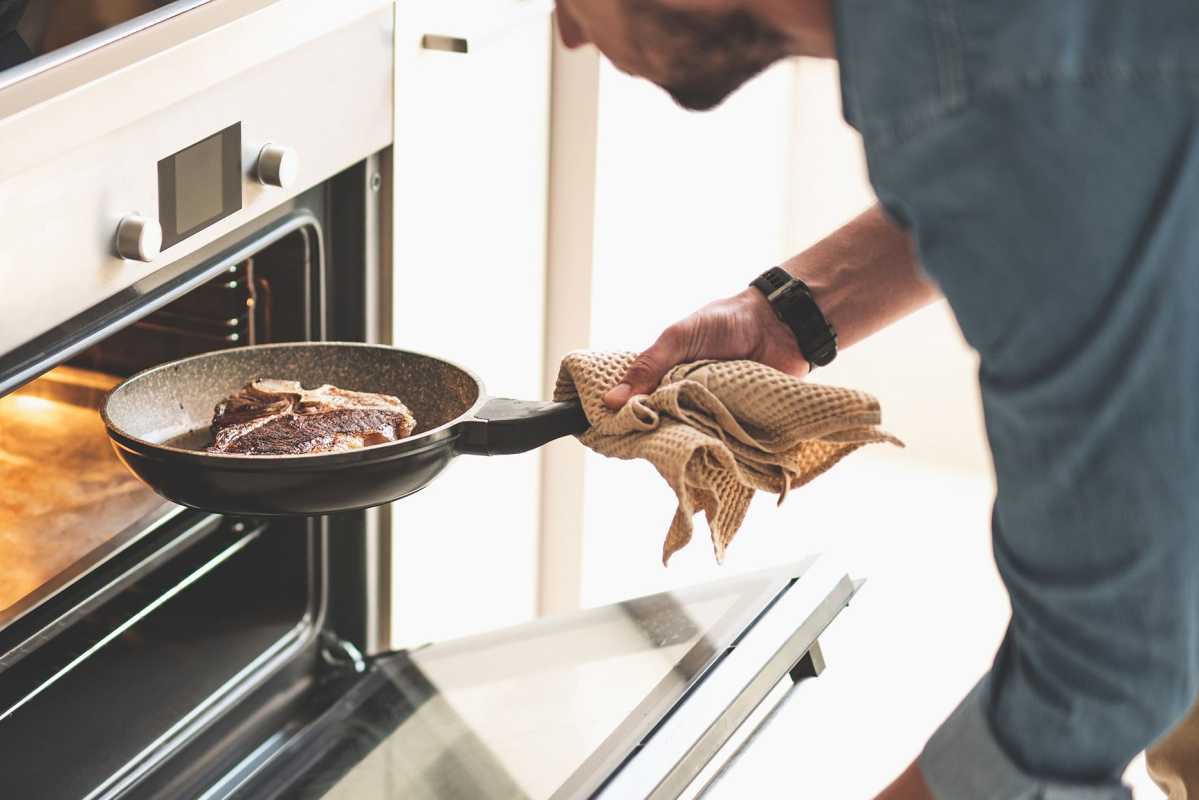 Безопасно ли ставить в духовку не чугунную сковороду?