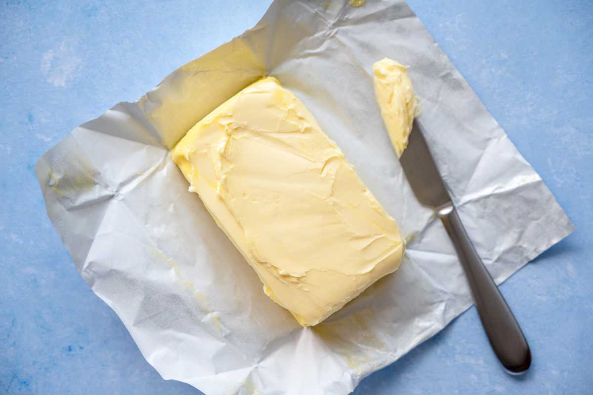 כיצד לרכך חמאה עבור מאפים שנראים מקצועיים