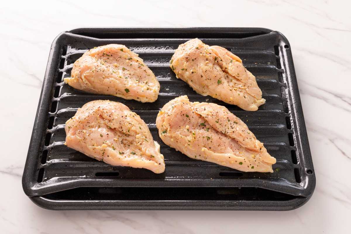 오븐에 구울 준비가 된 생 닭고기