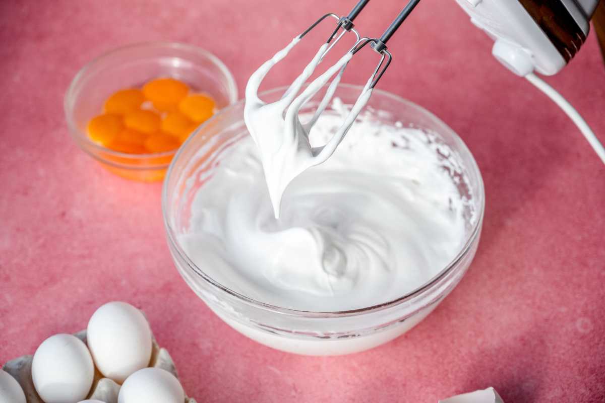 Apreneu la millor manera i quant de temps per batre les clares d'ou per a pics rígids