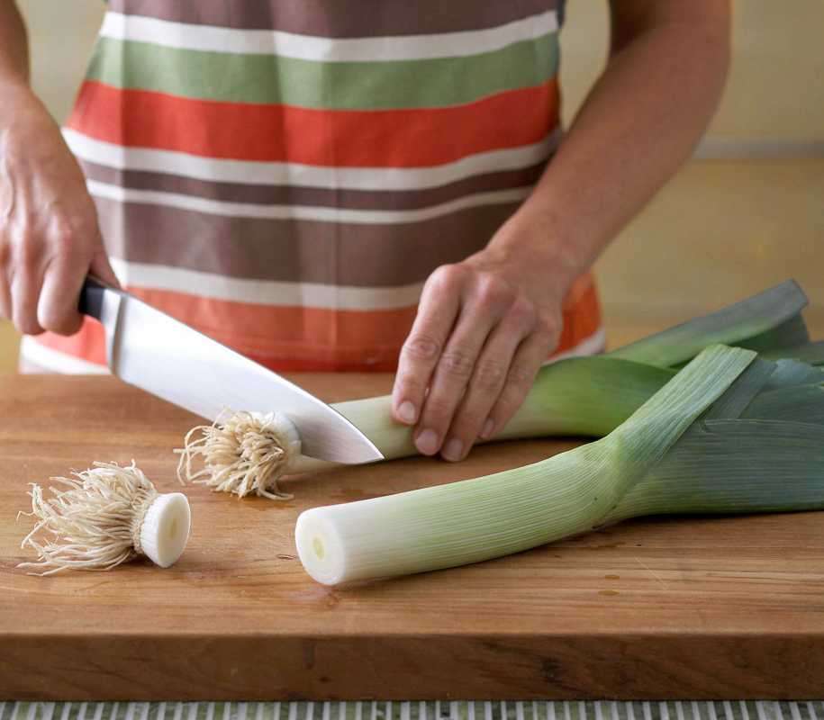 Как нарезать лук-порей, чтобы придать легкий сладкий луковый аромат всем блюдам